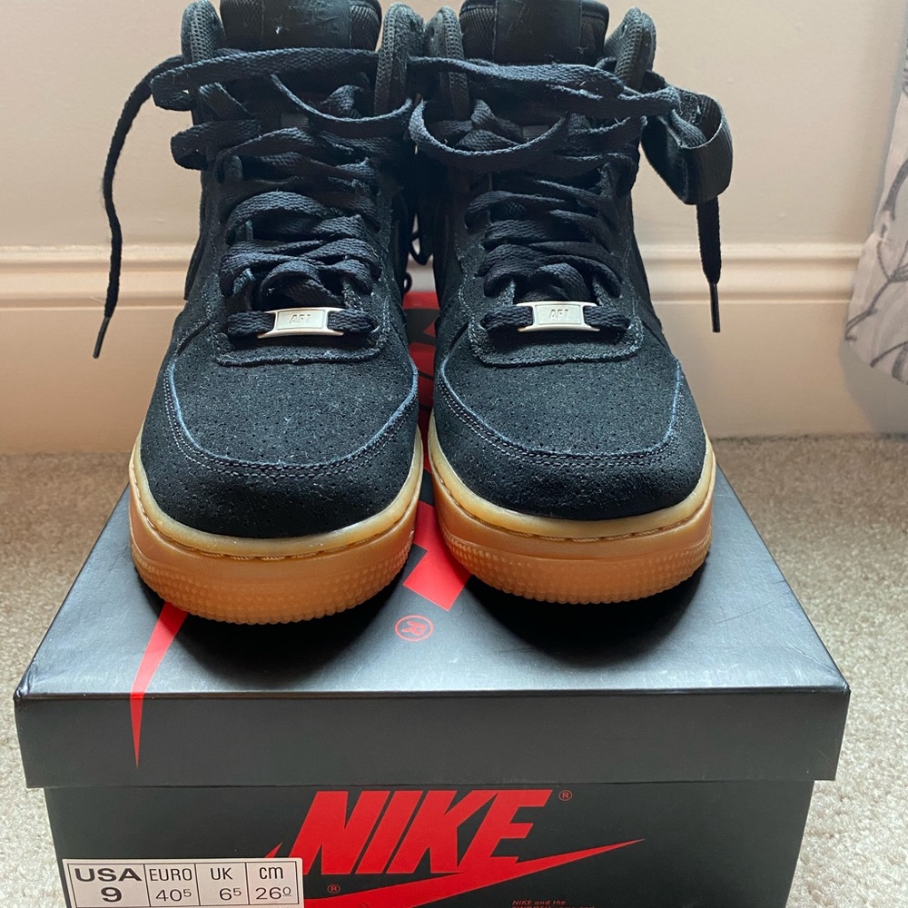 Nike Air force 1 Hightop Black suede and gum
